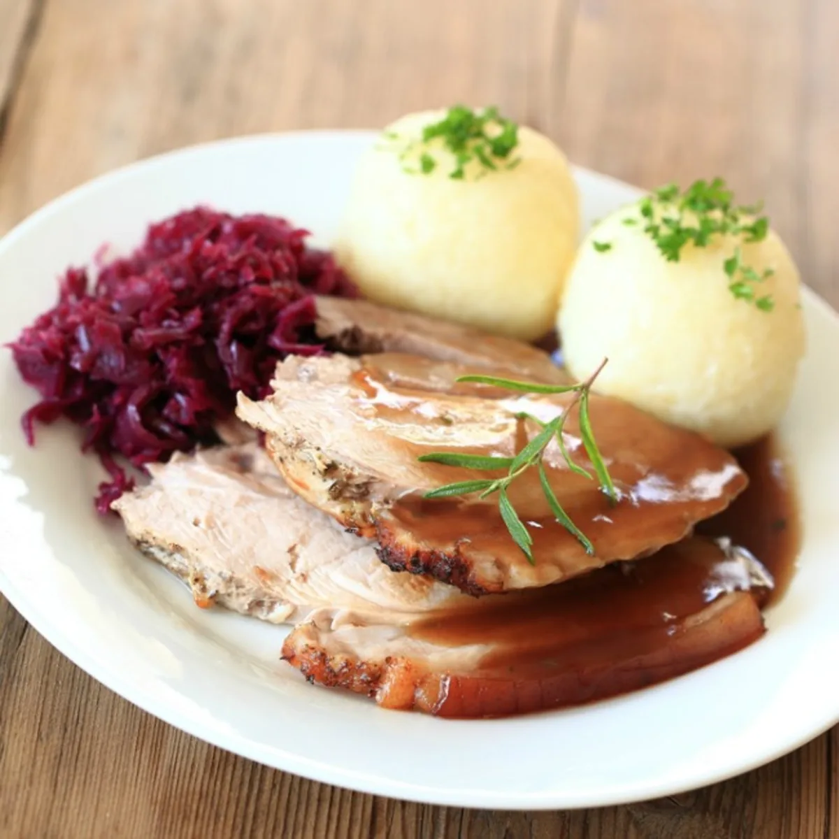 Bayerischer Schweinebraten mit Semmelknödeln und Blaukraut