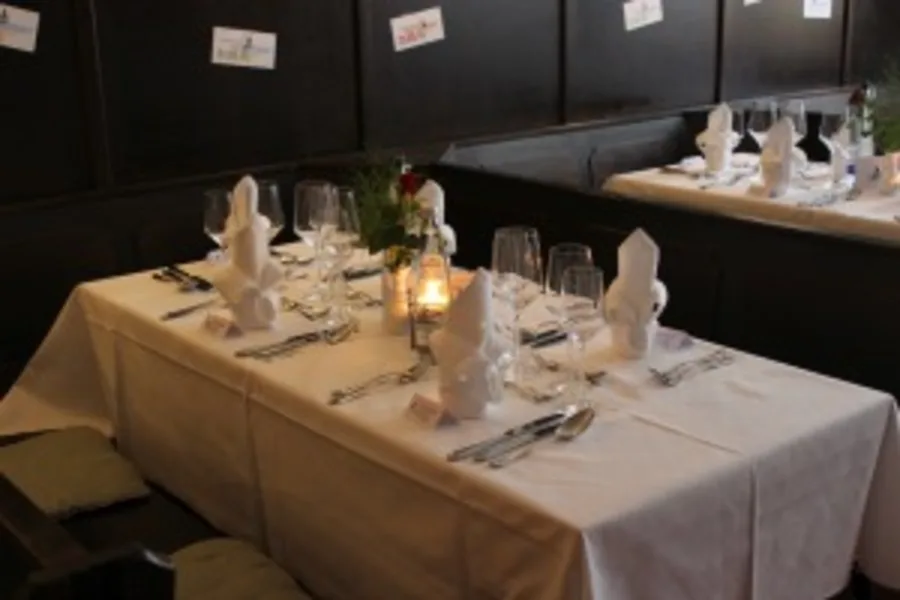 Festlich eingedeckter Tisch mit Blumendekoration