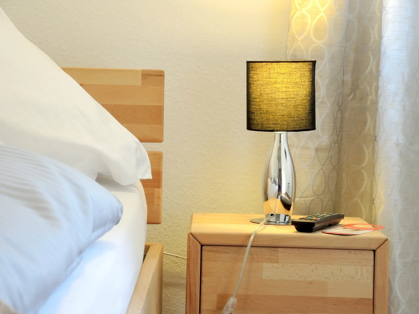 Moderne Lampe als Detail in einem Gästezimmer